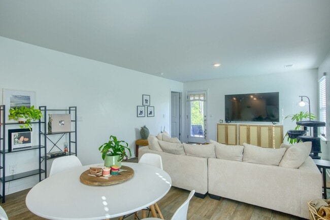 Building Photo - Charming 4-Bedroom Home in Desirable Water...