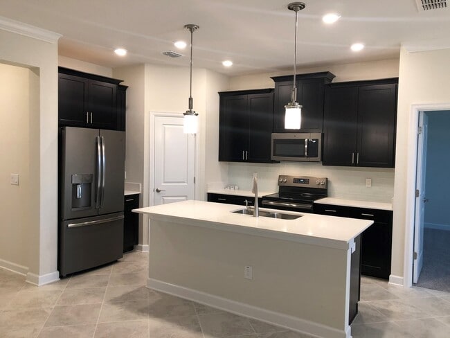 Building Photo - Lakefront Single Story 3/2 Home  FREE wash...