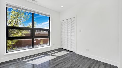 Building Photo - 4350 W Lawrence Ave