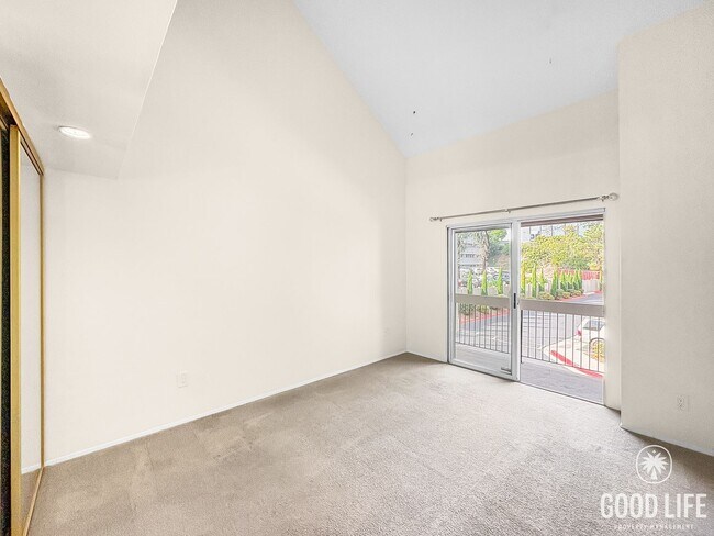 Building Photo - Beautiful 2B/2BA Townhouse with Attached 2...