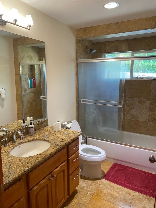 Building Photo - Stunning Launiupoko 2BR Rental – Ocean Vie...