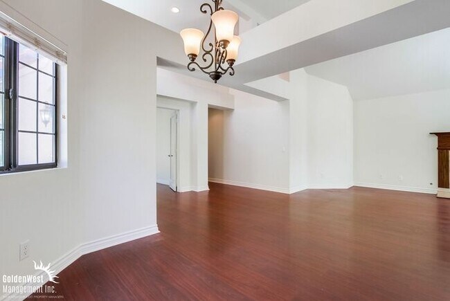 Building Photo - Elegant & Bright 2Bdm 2Ba Home in Vista Va...