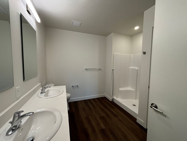 Building Photo - Spacious 1-Bed, 2-Bath + Den with Lake Vie...