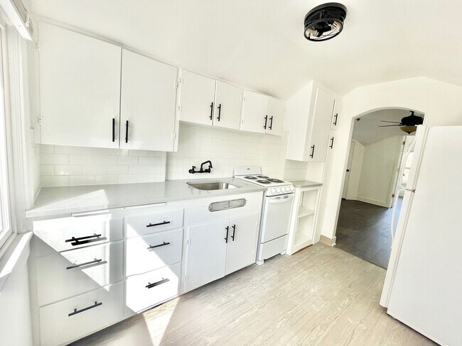 Building Photo - Gorgeous Remodeled 2 Bed, 1 Bath on South Hill!