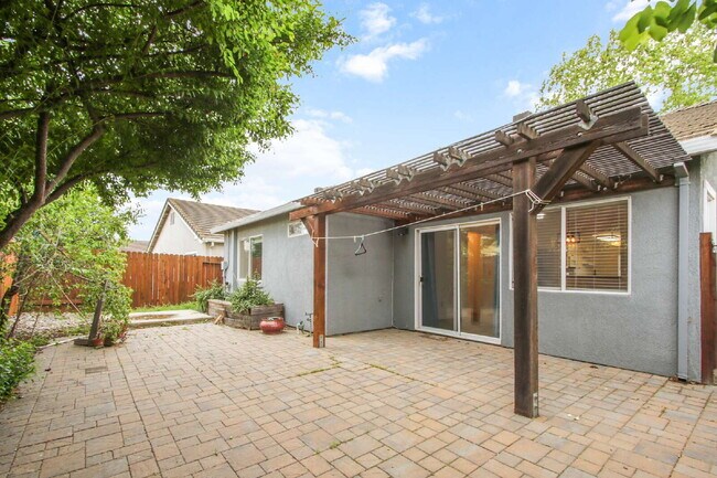 Building Photo - Updated Wildhorse Home | 2 Bed, 2 Bath | Corner Lot | Pets OK | W/D + Landscaping Included