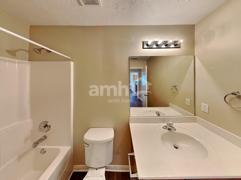 Building Photo - 805 McCumber Dr