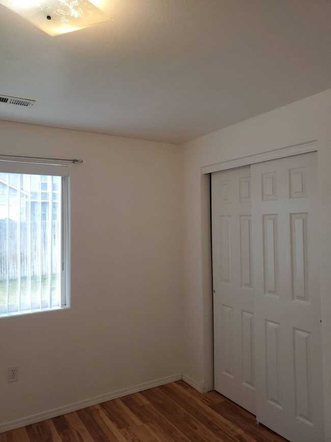 Building Photo - April Rent FREE - Double Car Garage & Fenced Yard