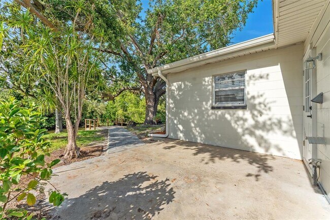 Building Photo - 8703 Driftwood Dr