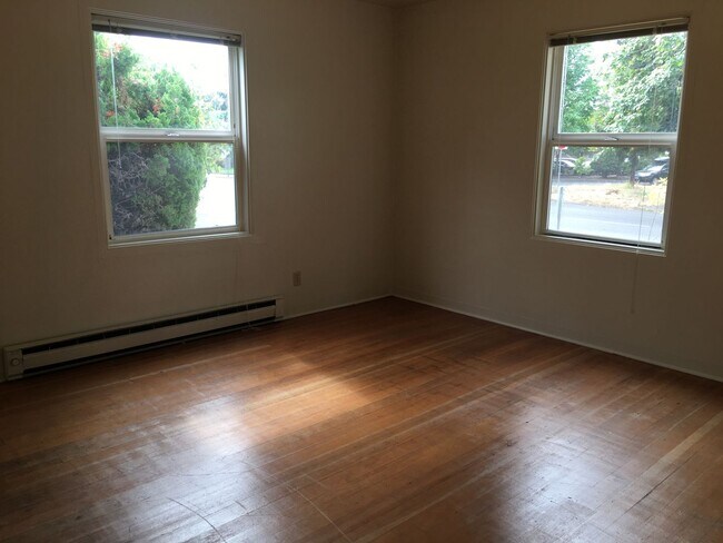 Building Photo - ** PRE LEASE FOR FALL** - Two Level Campus HOME