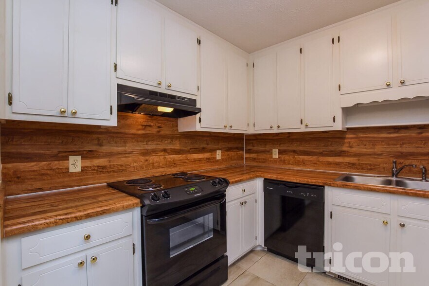 Building Photo - 252 Elizabeth Dr