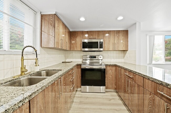 Primary Photo - Newly Renovated 2 bed and 3 bath Townhome ...