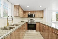 Building Photo - Newly Renovated 2 bed and 3 bath Townhome ...