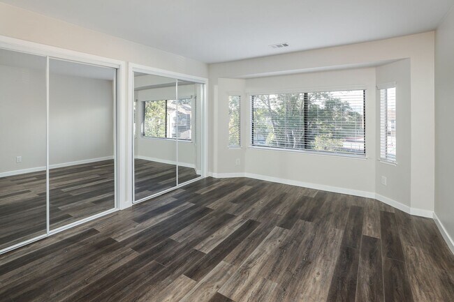 Building Photo - Impeccably remodeled unit-don't miss this ...