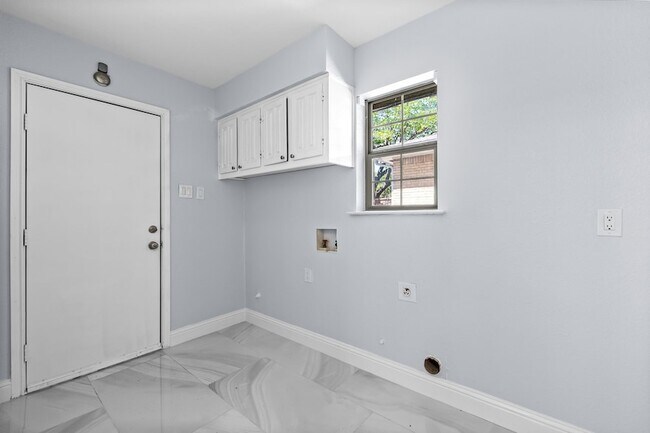 Building Photo - 14909 Hillcrest Rd