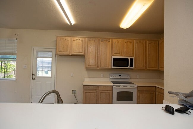 Building Photo - Great one story house with 3 bedrooms & st...