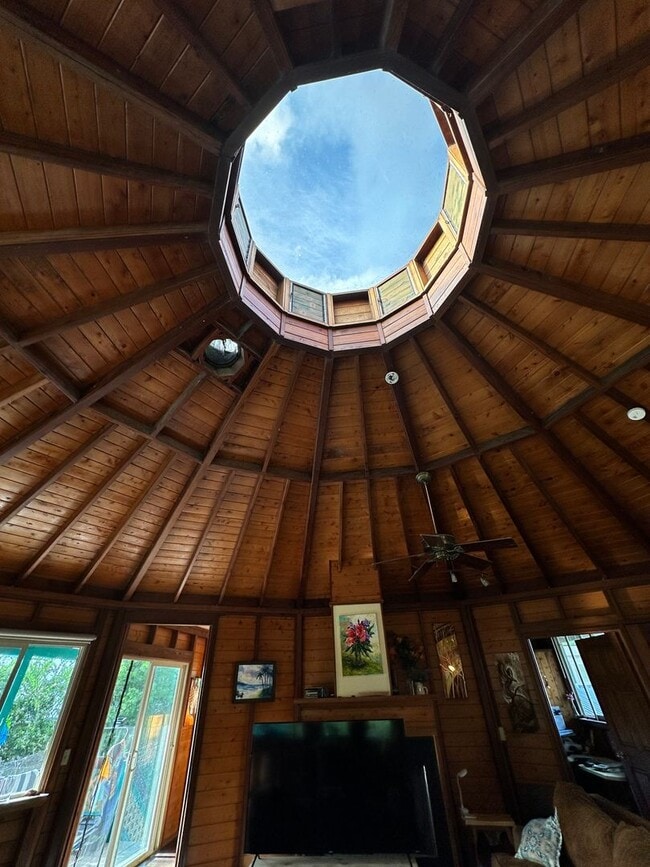 Building Photo - Island-Style Living in Hawaiian Paradise Park