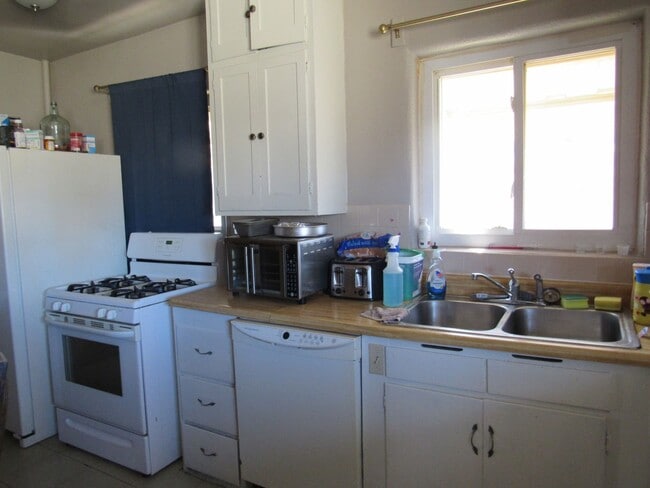 Building Photo - Cozy & Convenient 2+ Bedroom W/Garage