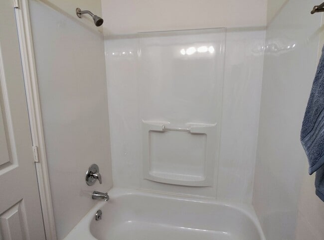 Building Photo - Great 3 Bd 2.5 Bath Townhome