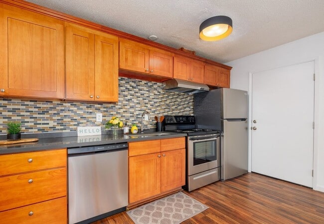 Building Photo - 2BR/1 Bath Mid-Century Modern with Condo finishes