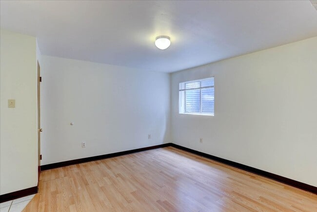 Building Photo - 2033 Gyros Cir