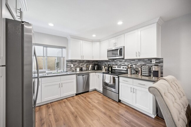 Building Photo - 3 bed 2 bath move-in ready unit.