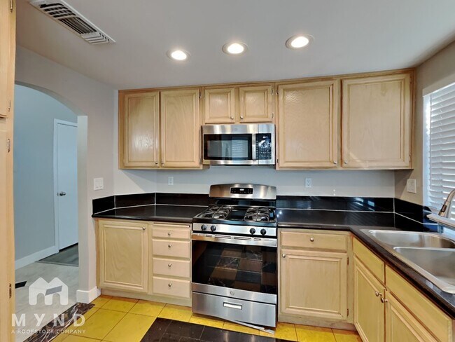 Building Photo - 5304 Del Lago Dr