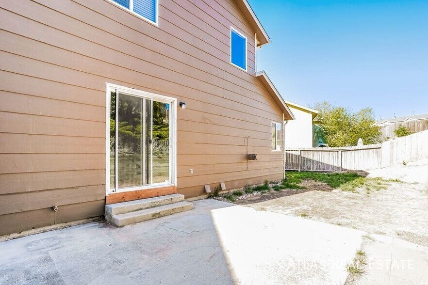 Building Photo - 5515 Jennifer Ln