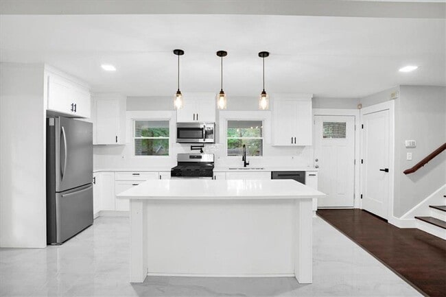 Building Photo - 2271 Cresta Dr