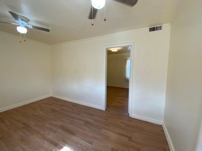 Building Photo - 2 bedroom 1 bath cottage