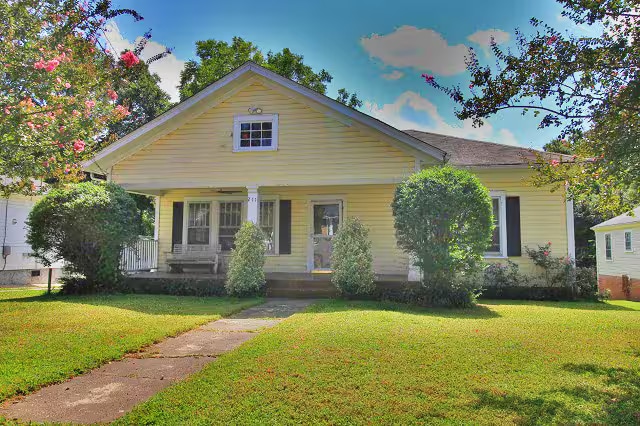 Building Photo - 211 W Geer St