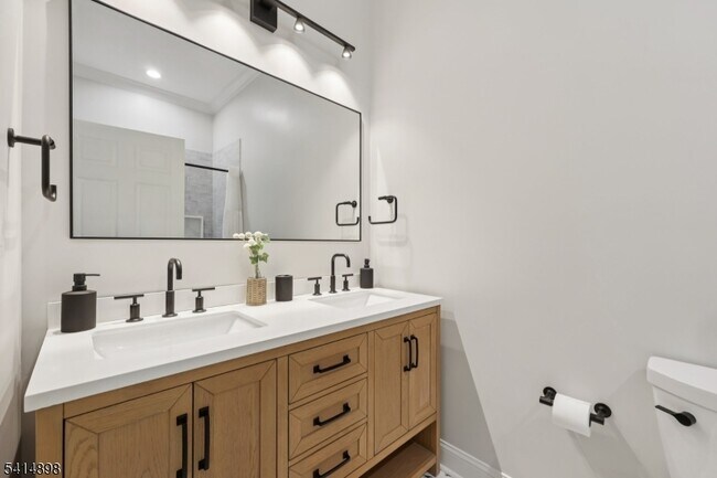 Building Photo - 5 Shores Rd