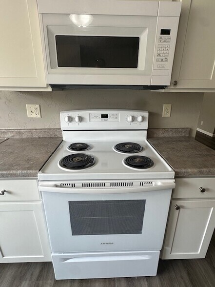 Kitchen appliances - 420 S Franklin St