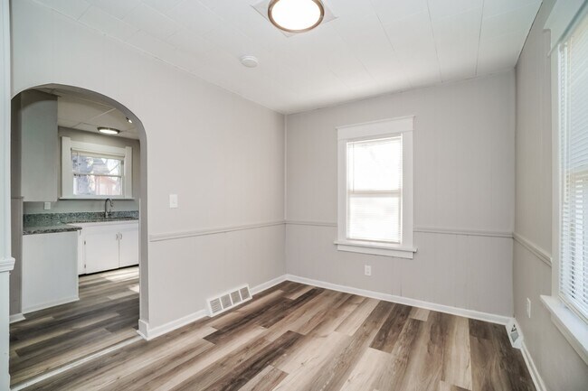 Building Photo - 1959 Barrows St