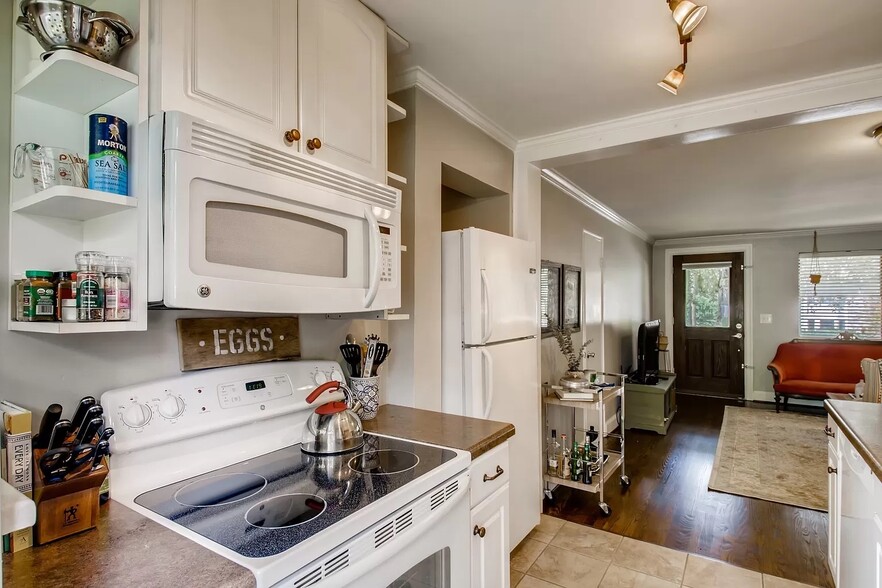 Kitchen - 512 Chesterfield Ave