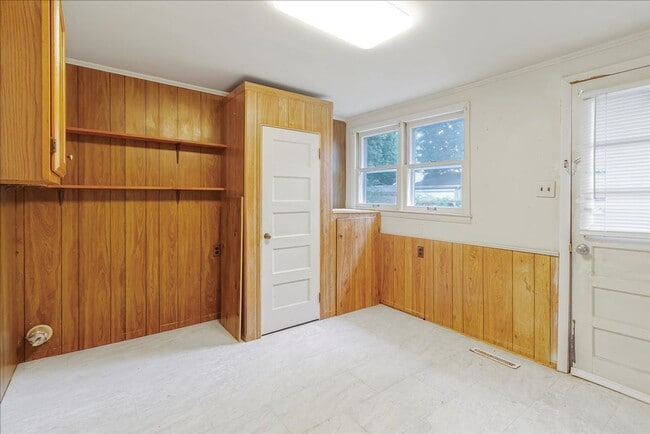 Building Photo - Spacious Updated Cottage