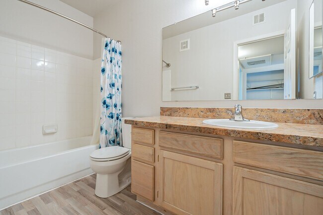Building Photo - Move In Ready! Two Bedrooms - Tuscany Villas