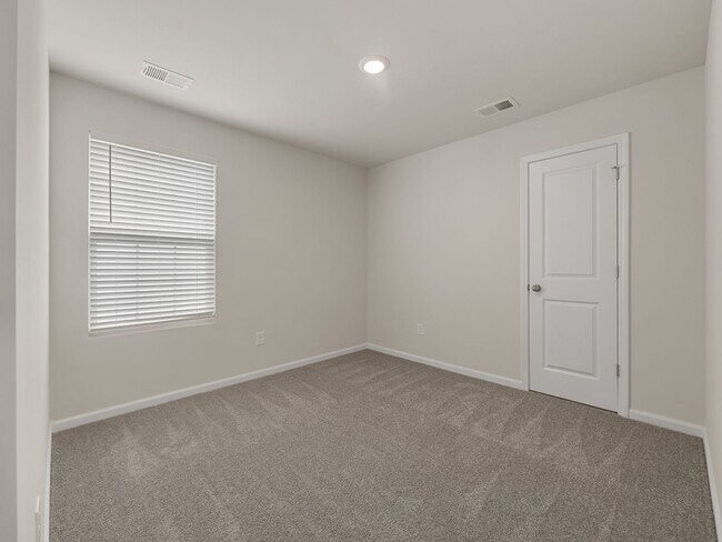 Building Photo - Modern 5BR Home with Quartz Kitchen & Open...