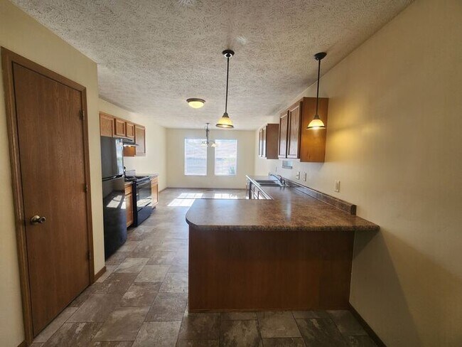 Building Photo - Enjoy comfortable living in this spacious all-electric home