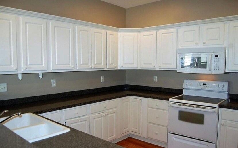 Building Photo - 8 Lagaree Ct