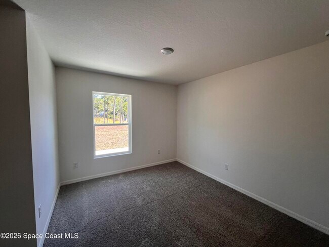 Building Photo - 991 La Belle Ave SW