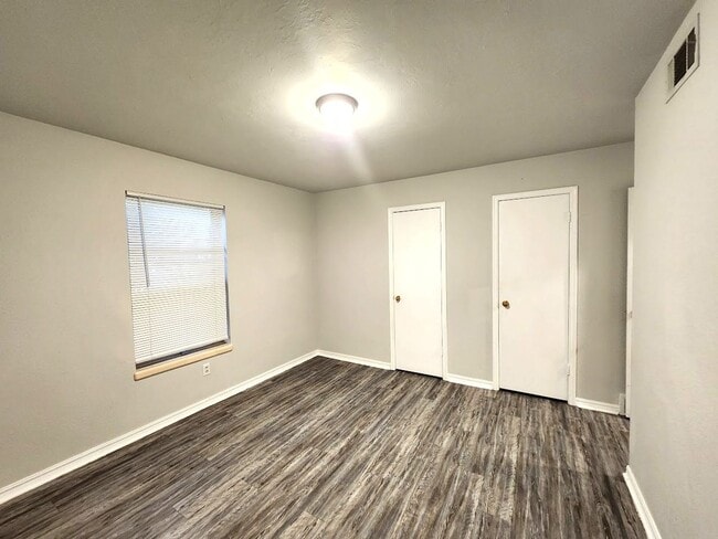 Building Photo - 3 Bed 1.5 Bath 1 Car Garage in the Henders...