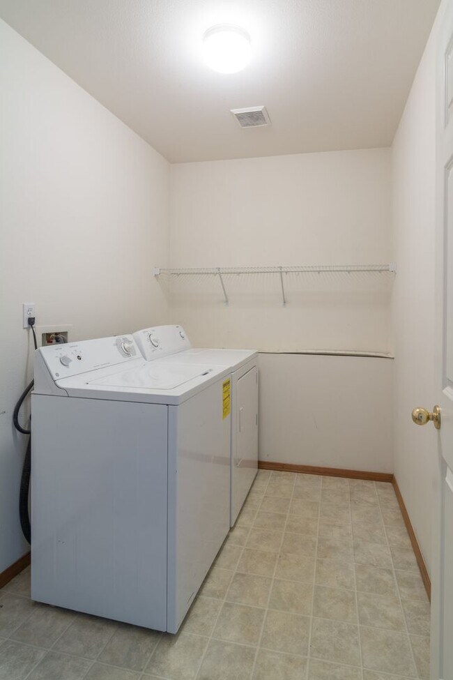 Building Photo - Large Updated 5 Bed SPLIT-LEVEL Kenmore Home!