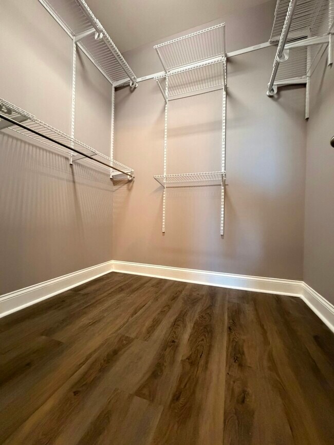 Building Photo - 6258 Cloverdale Dr