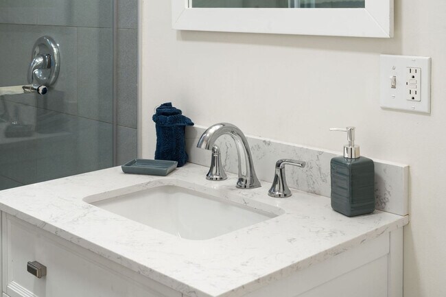 Building Photo - 6229 N Wayne Ave