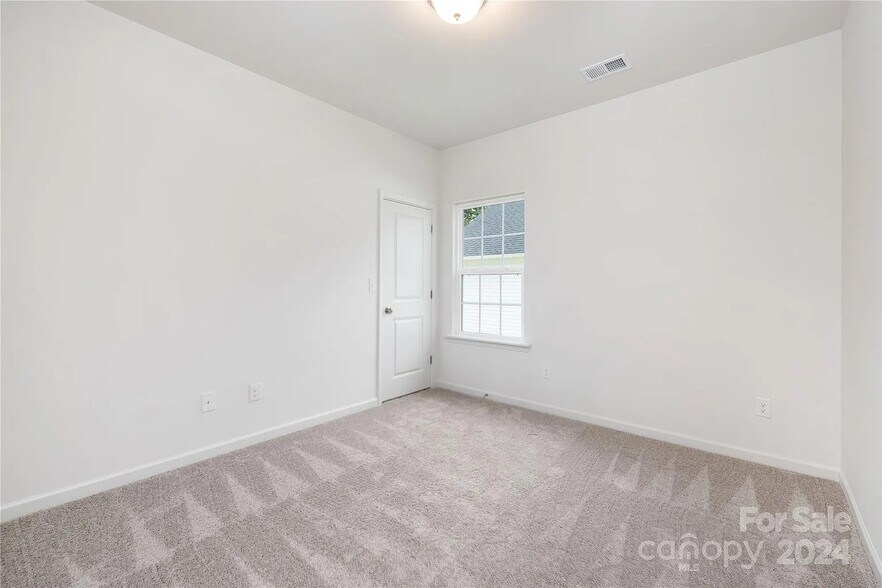 Building Photo - Room in House on Oakwood Rd