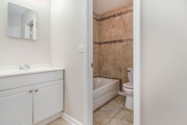 Building Photo - 3 bdrm, 2.5 bath in Stonecrest