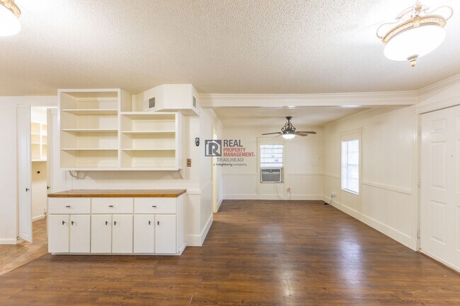 Building Photo - Distinctive Glen Rose Home with Large Rooms, Fenced Yard & Covered Parking