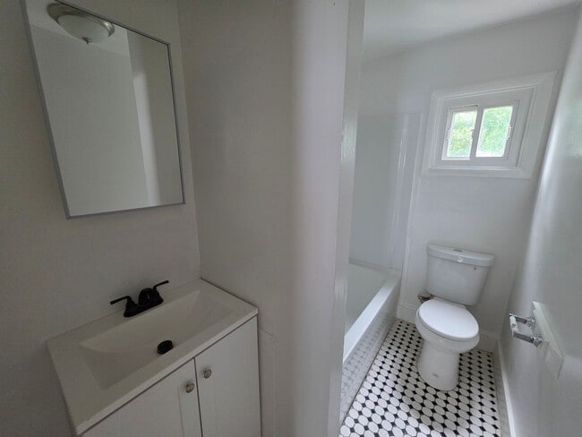 Building Photo - 66 Thorn Ln