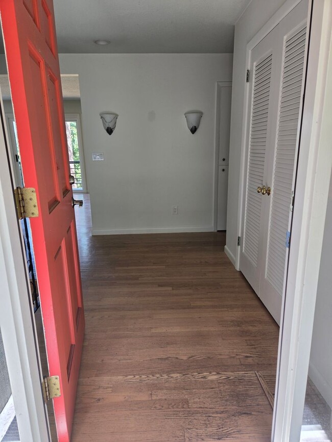 Building Photo - Popular West Linn! Tons of Space and great...