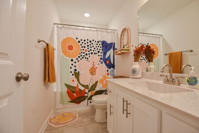 Building Photo - Pet Friendly Three Bedroom!